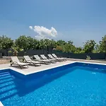 Periska Villa *